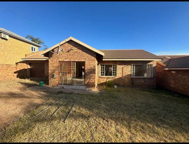 3 BEDROOM TOWNHOUSE FOR SALE IN THATCHFIELD